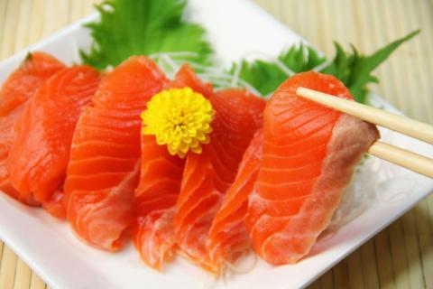 吃生鱼片时为什么要蘸芥末？生吃鱼片小心寄生虫攻击肠胃
