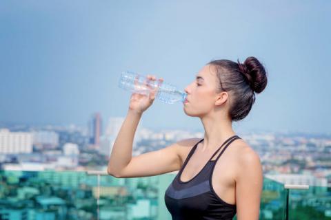 过量喝水小心“水中毒”