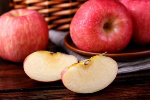 秋天吃苹果有这么多好处 中老年人吃它淡化色斑
