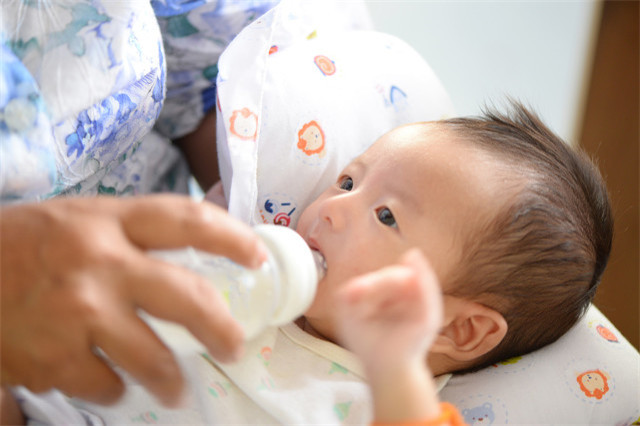 婴儿不吃奶瓶怎么办?人工喂奶的正确方式请查收