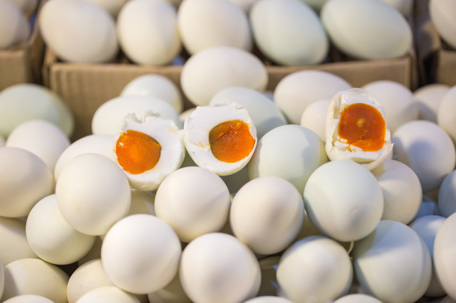 腌咸鸭蛋的做法，咸鸭蛋吃多了有什么危害?