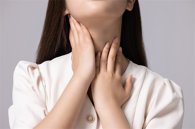 秋天喉咙疼是什么原因