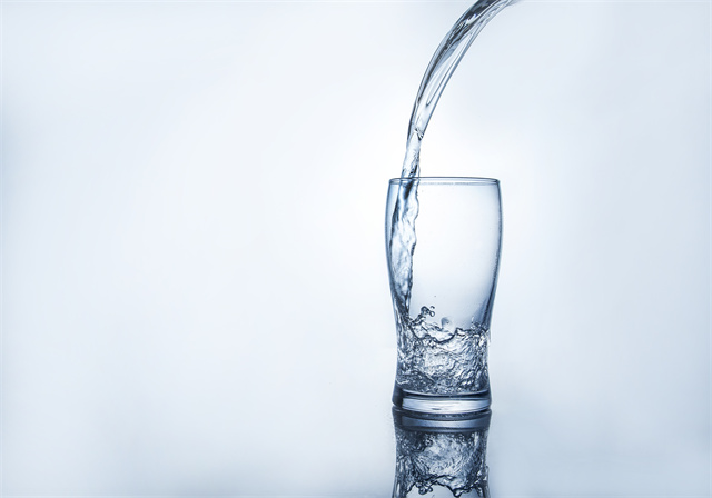 饭前喝一杯水能帮助减肥吗？饭前喝水还有这些好处”
