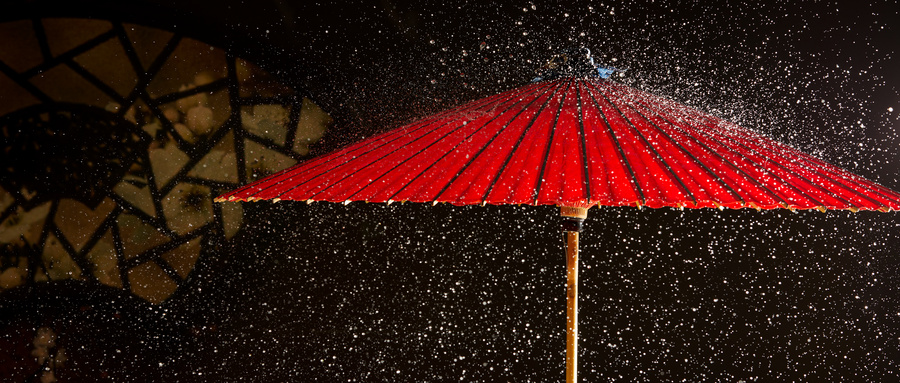 撕伞是什么梗什么意思 因为淋过雨所以要撕伞是什么意思